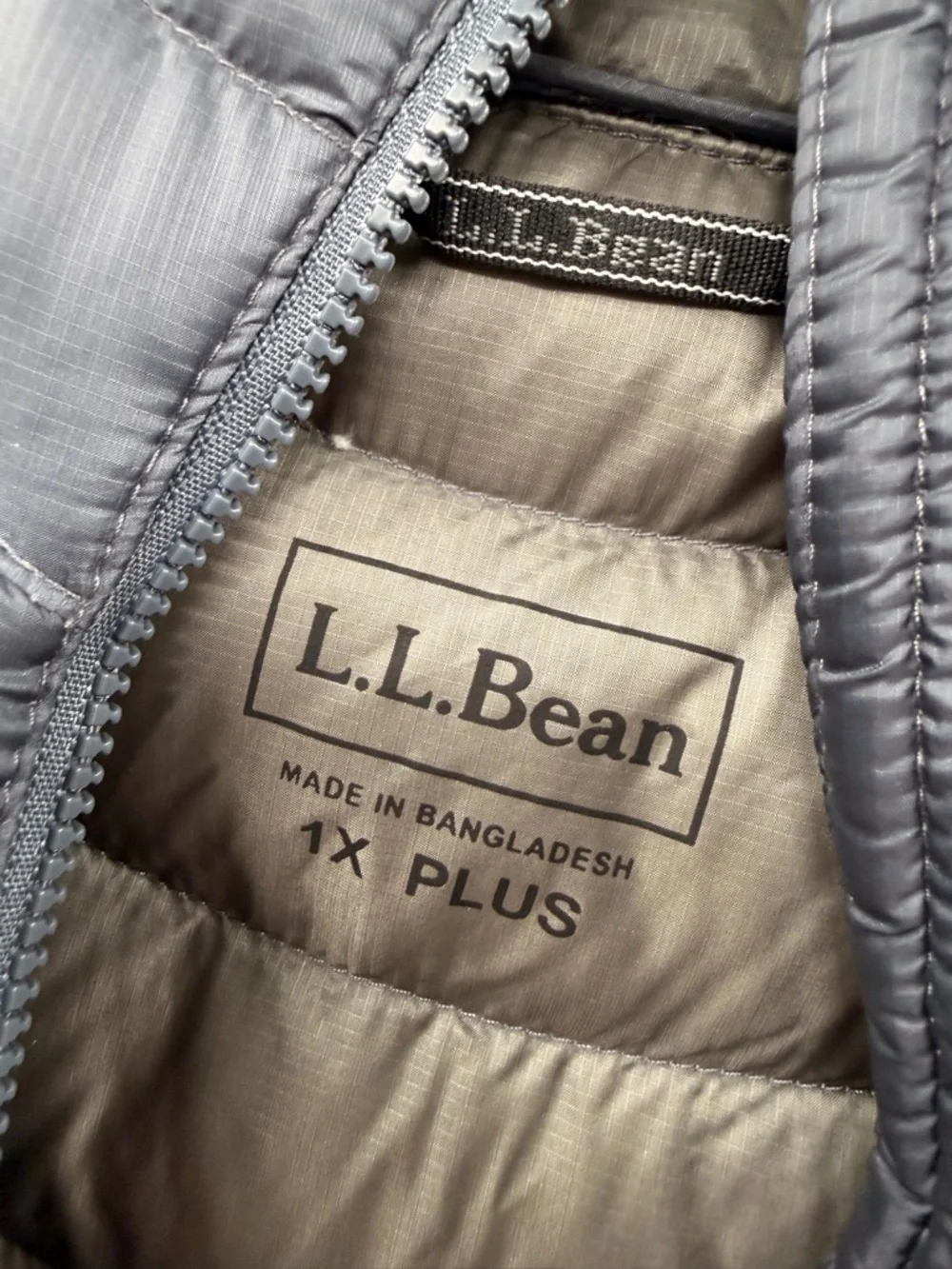 L.L. Bean Women's Quilted Hooded Puffer Coat - Gray women’s size 1x plus - Picture 3 of 4